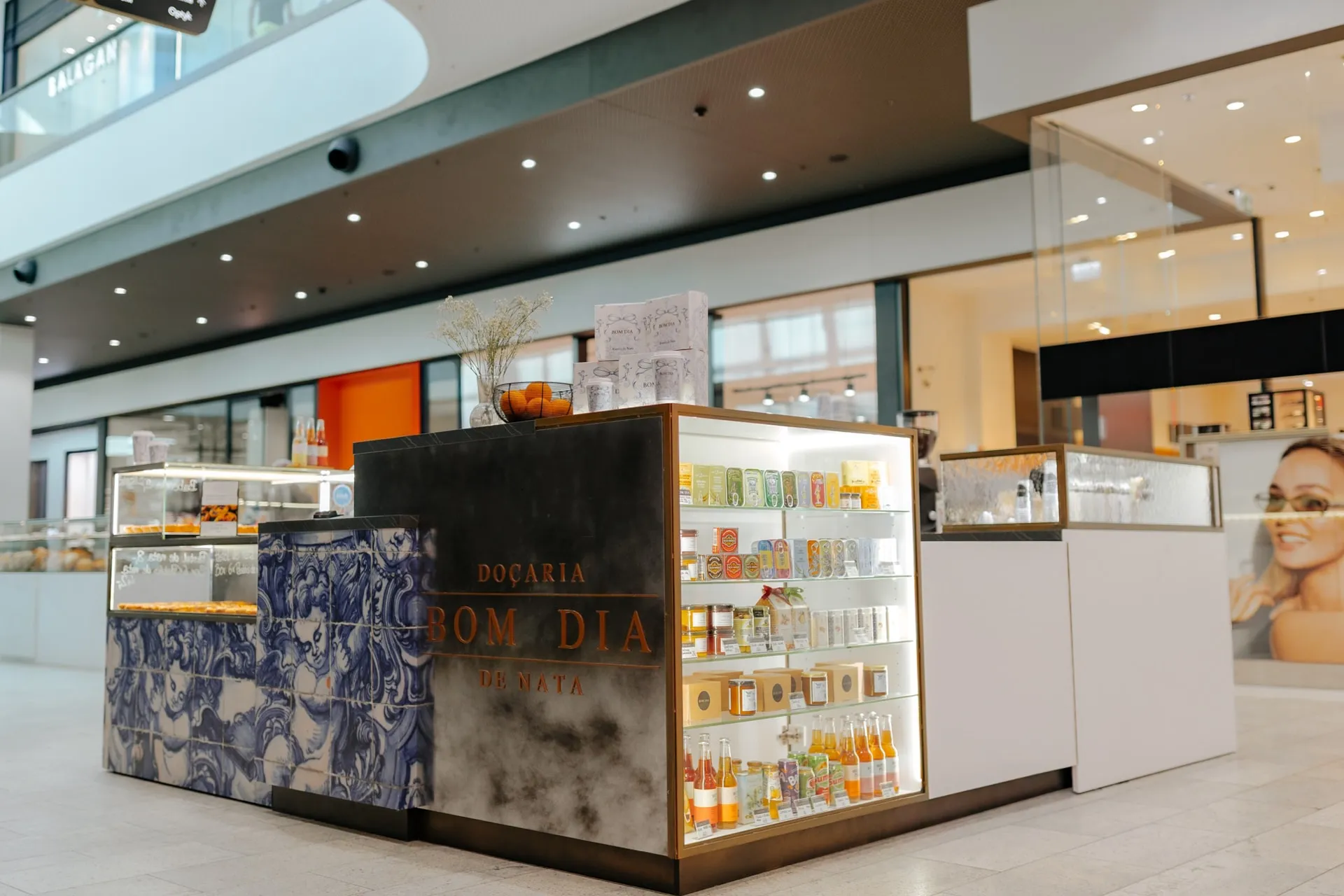 Wyspa BOM DIA Doçaria de Nata w galerii Bonarka City Center: kafle azulejos, lada z deserami i półki z delikatesami